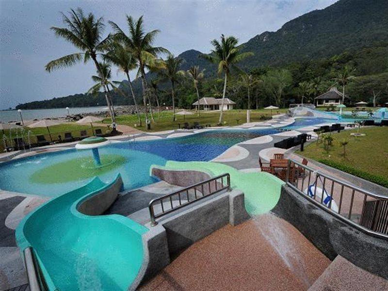 Damai Puri Resort & Spa Kuching Exterior foto The water park at the resort