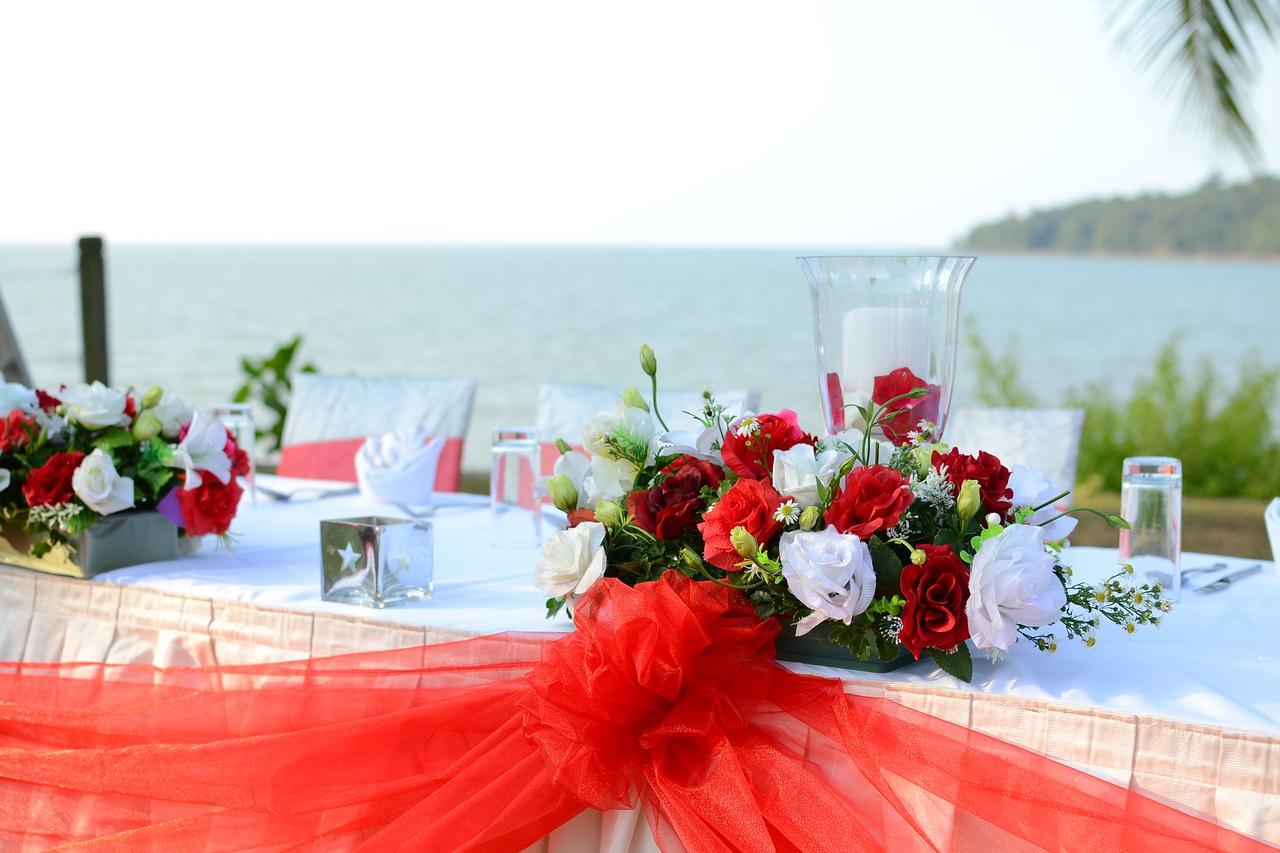Damai Puri Resort & Spa Kuching Exterior foto A table decorated for a wedding