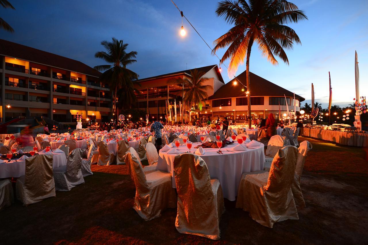 Damai Puri Resort & Spa Kuching Exterior foto A wedding reception at the Royal Island Resort and Spa