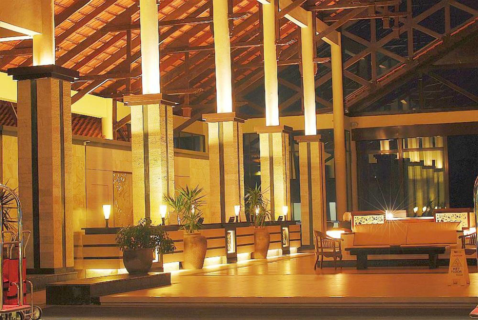 Damai Puri Resort & Spa Kuching Exterior foto The interior of the hotel