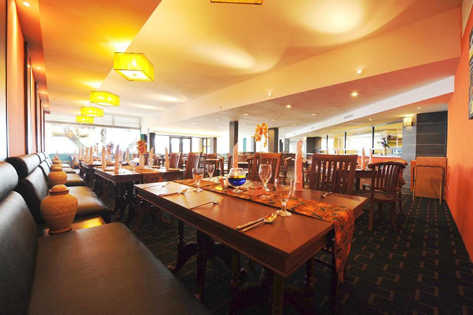 Damai Puri Resort & Spa Kuching Exterior foto The restaurant