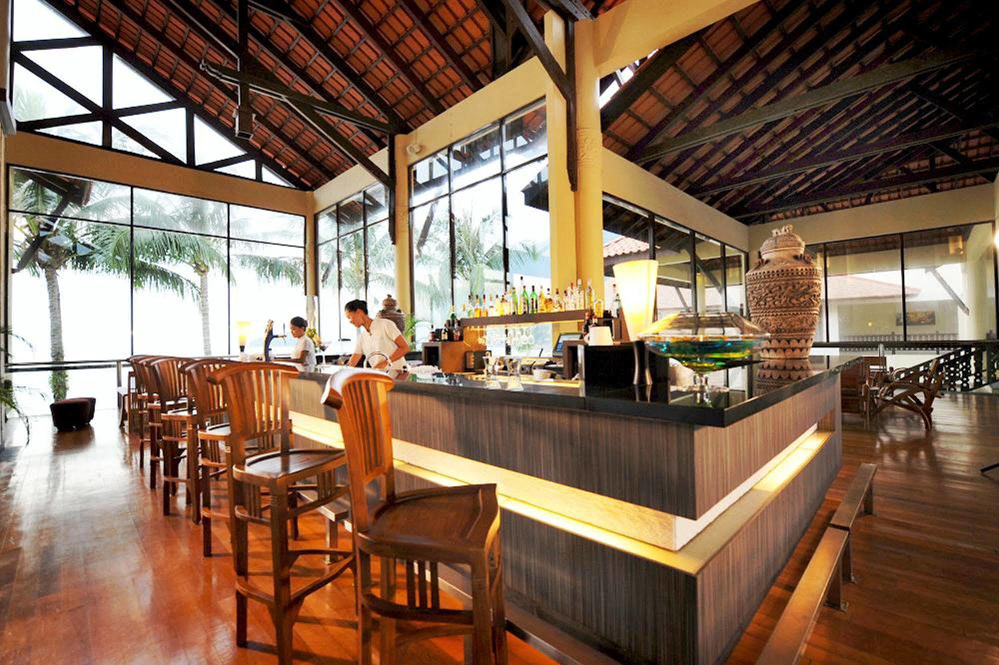 Damai Puri Resort & Spa Kuching Exterior foto The bar at the lobby
